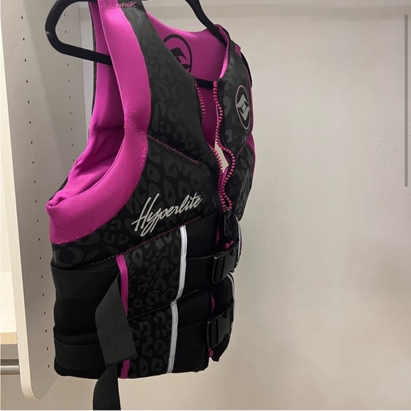 Hyperlite Swim Vest - Picture 3 of 3